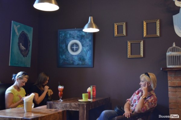 «Без назви» (ліворуч) та «Чорна діра» (праворуч)